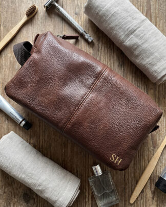 trousse-personalizzata-iniziali-uomo-simil-pelle-marrone02