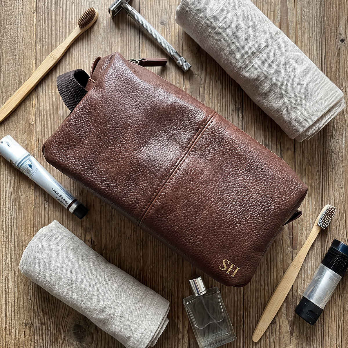 Iniziali personalizzate stampate in oro su trousse uomo in ecopelle