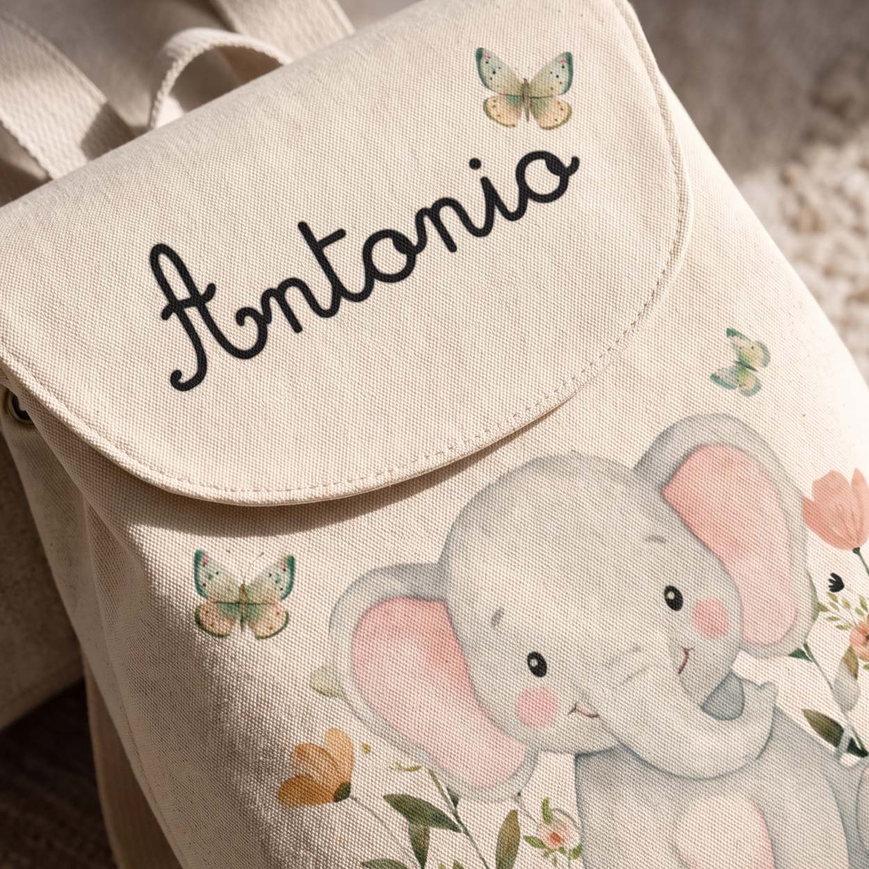 Dettaglio del nome e dell'elefante stampati sullo zaino personalizzato per l'asilo