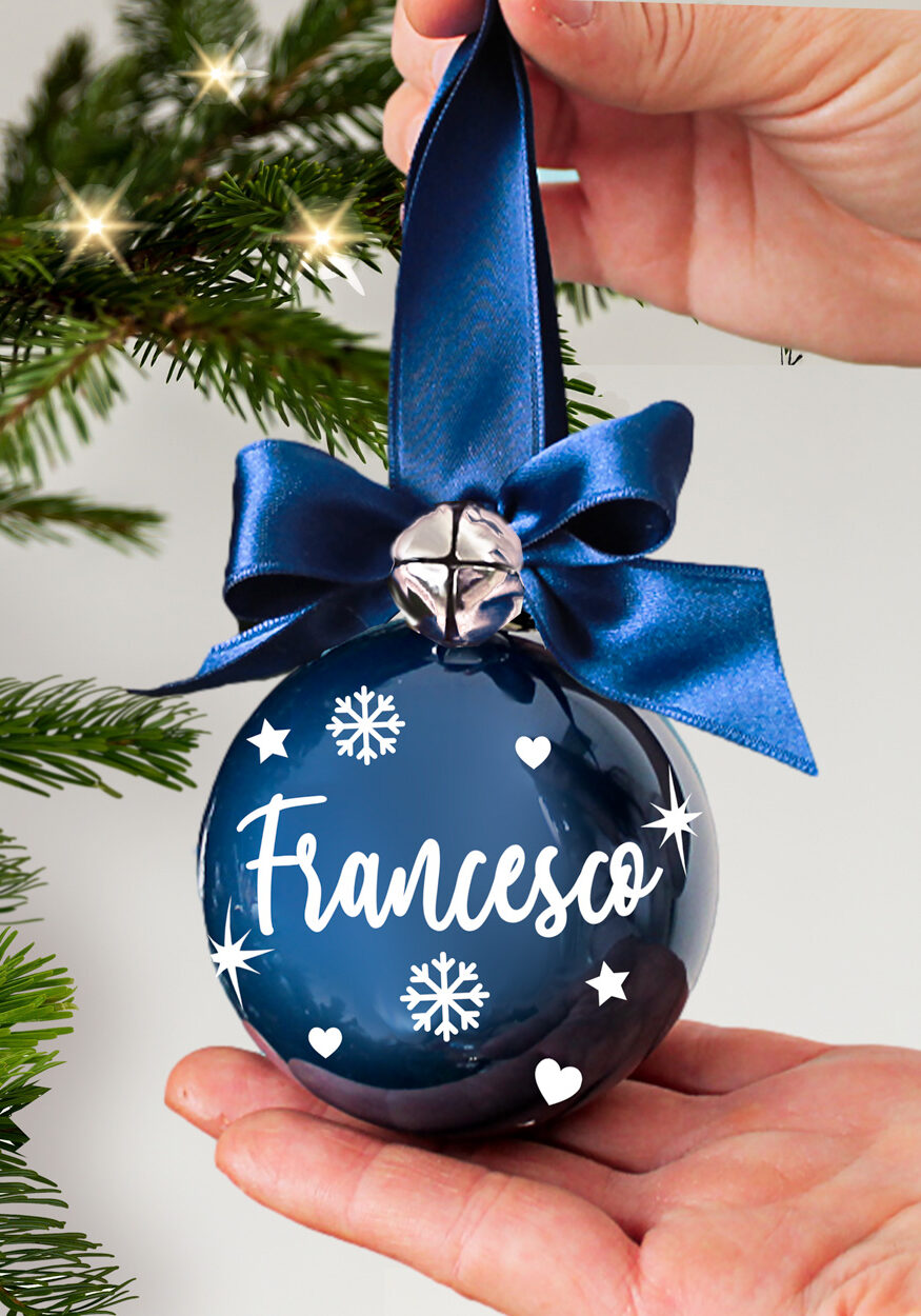 pallina-personalizzata-natale-nome-blu-in-mano